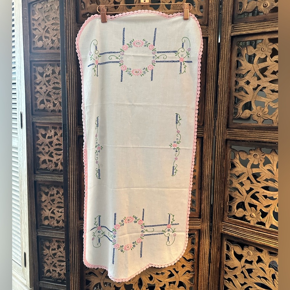 Vintage Handmade Floral Wreath Embroidered Dresser Scarf / Table Runner.